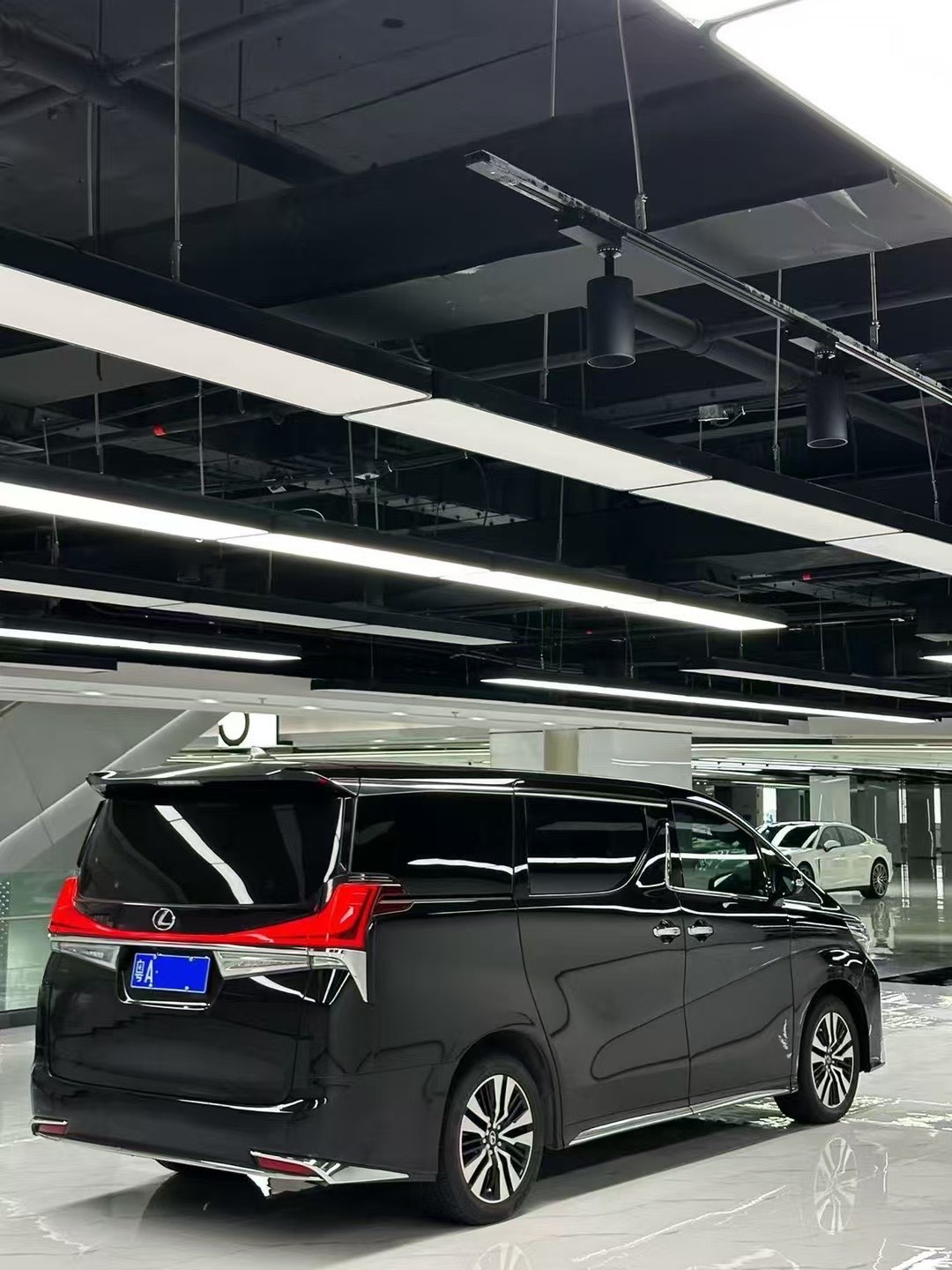 现购雷克萨斯LM亚洲版享31万优惠 欢迎试乘试驾