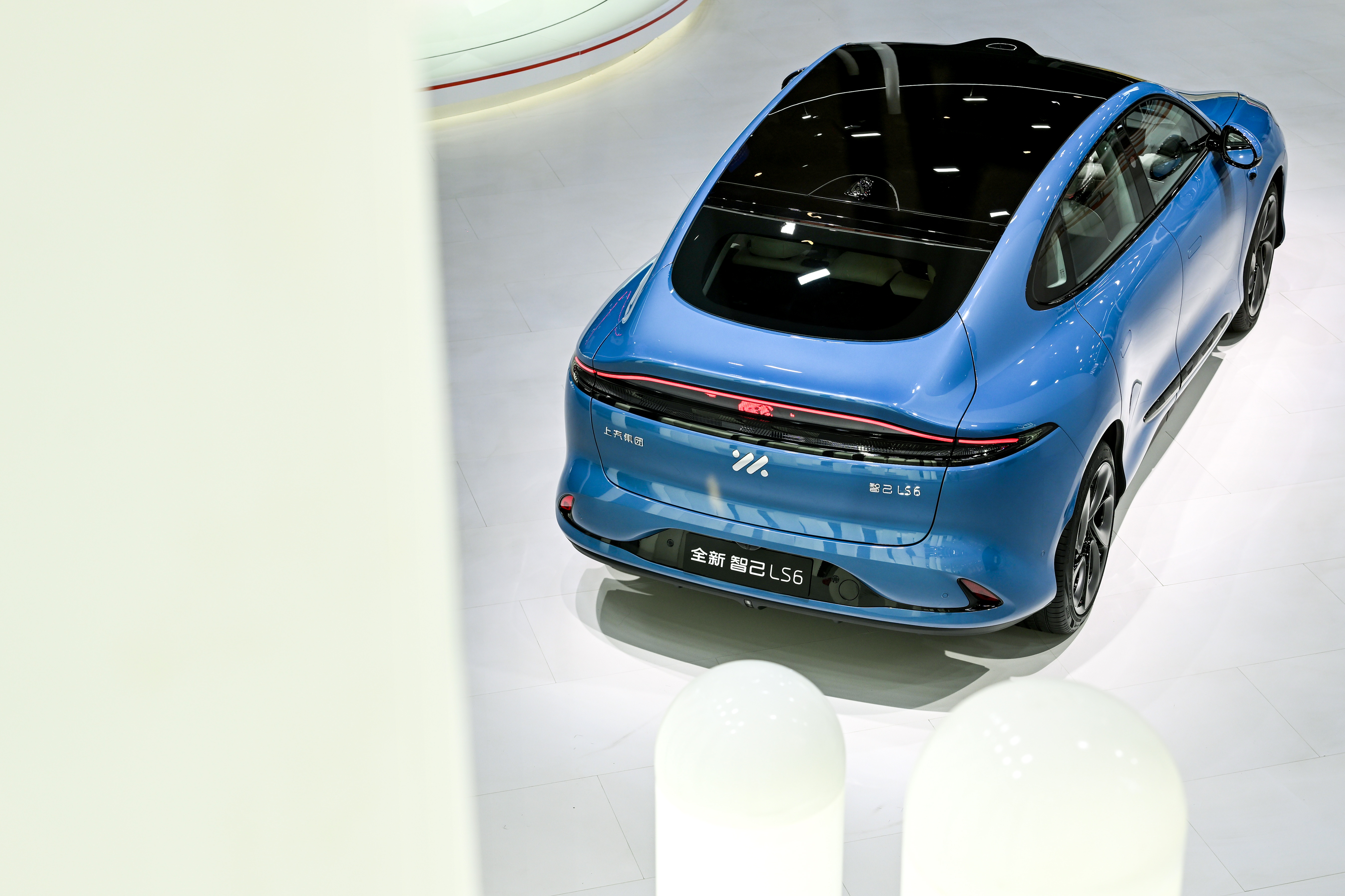 智己LS9官图发布 定位旗舰大六座SUV