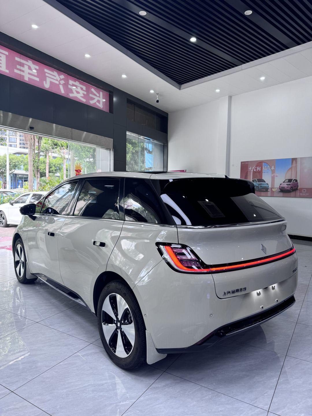 成都五菱E5最低15.98万起售 暂无优惠