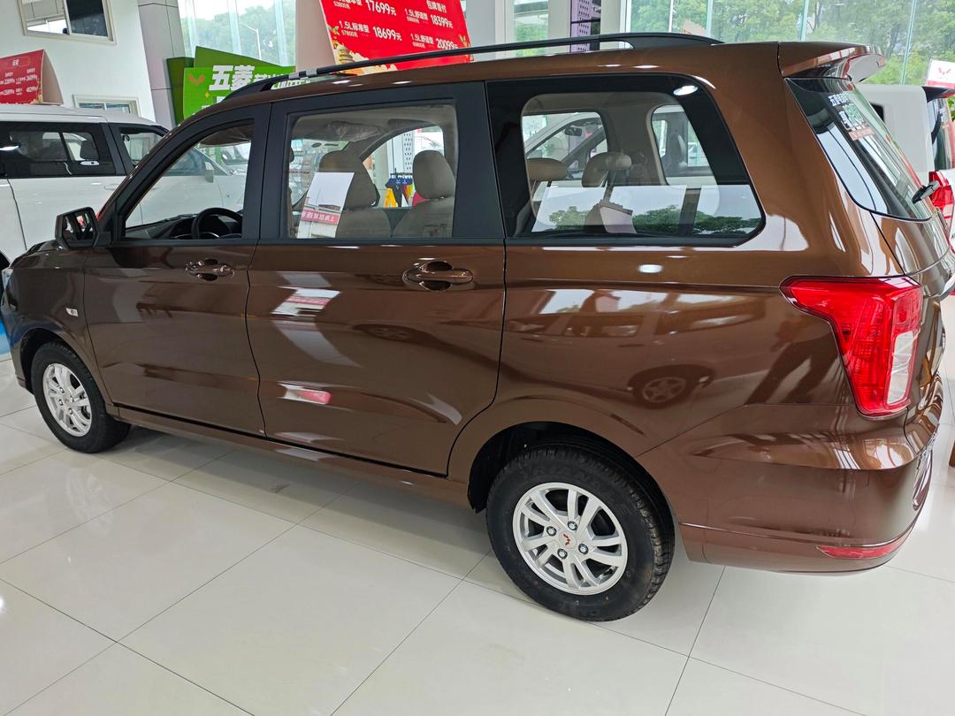 成都五菱E5最低15.98万起售 暂无优惠