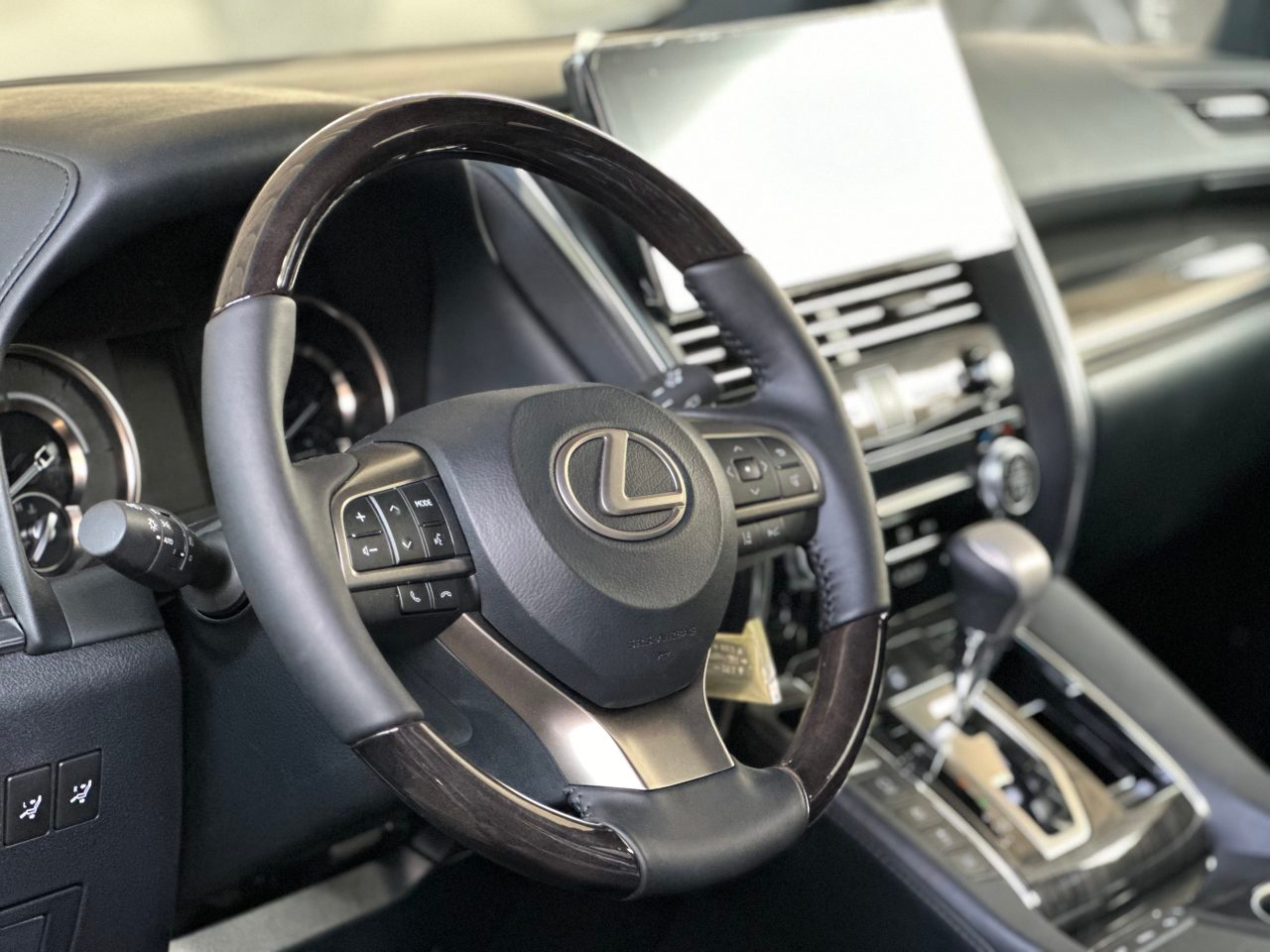 成都远卓名车雷克萨斯LM亚洲版团购最高优惠31万