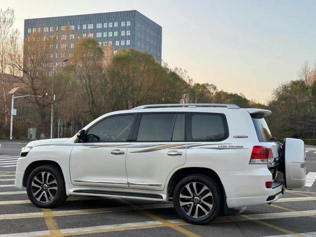 2025新兰德酷路泽中东版限时优惠34.8万