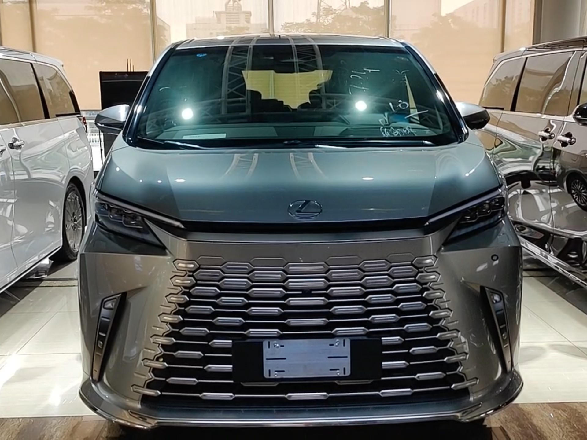 成都雷克萨斯LM亚洲版团购最高优惠31万 欢迎前来试驾