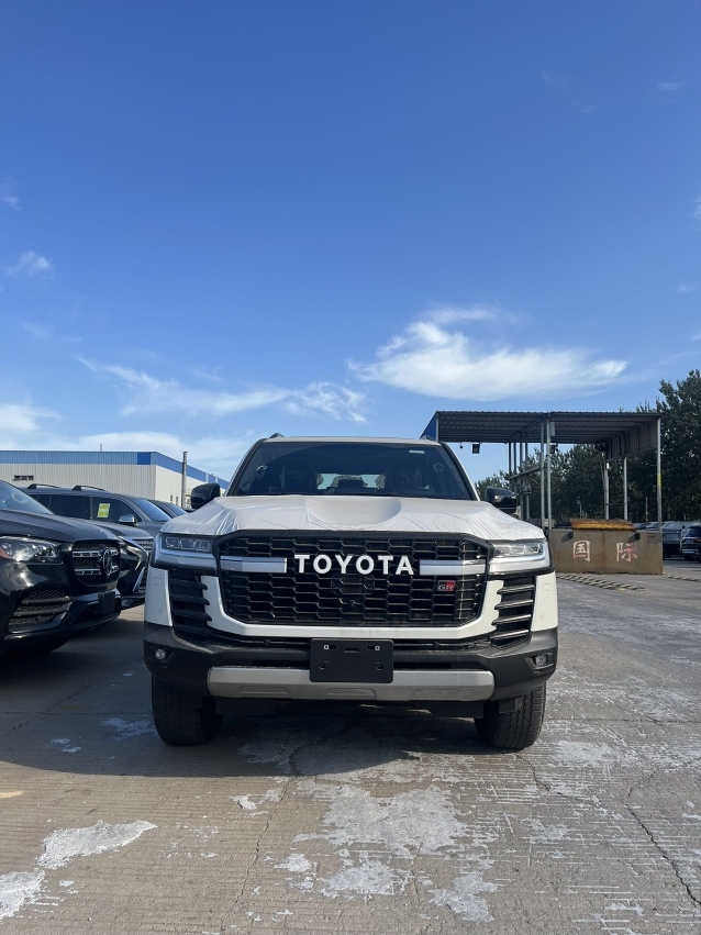 2025新兰德酷路泽中东版热销中 店内让利达35.2万元