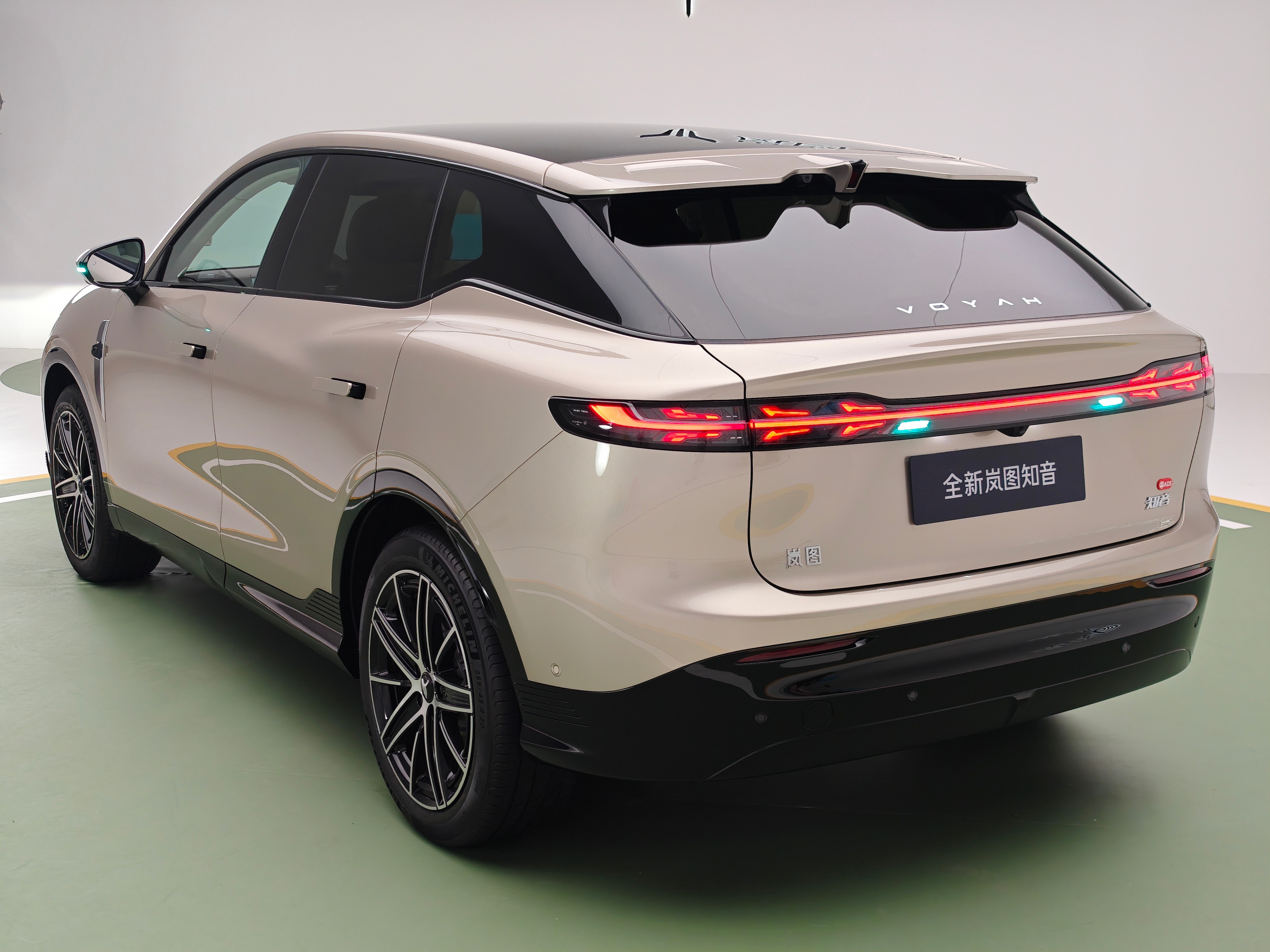 岚图旗舰SUV泰山开启预订 搭满血版华为乾崑智驾