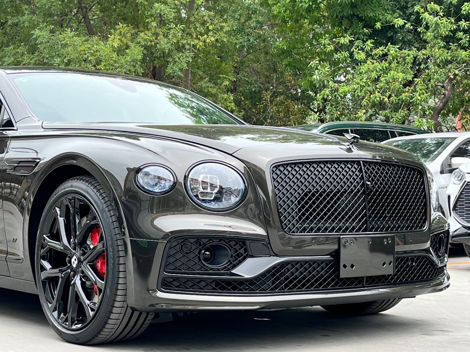 成都远卓名车飞驰美版目前售价228万起 售全国