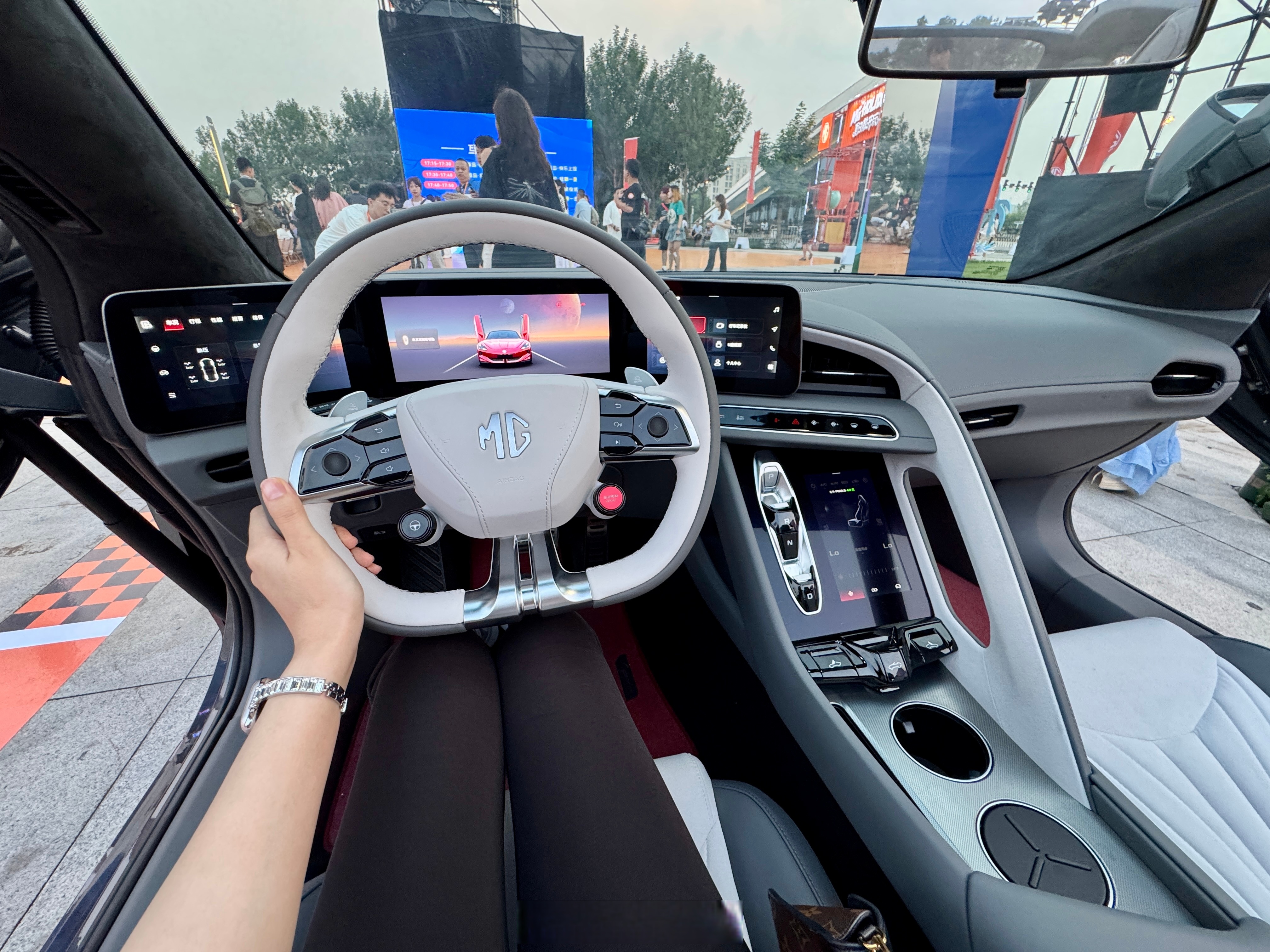 龙泉驿MG Cyberster价格最低31.98万起 暂无优惠