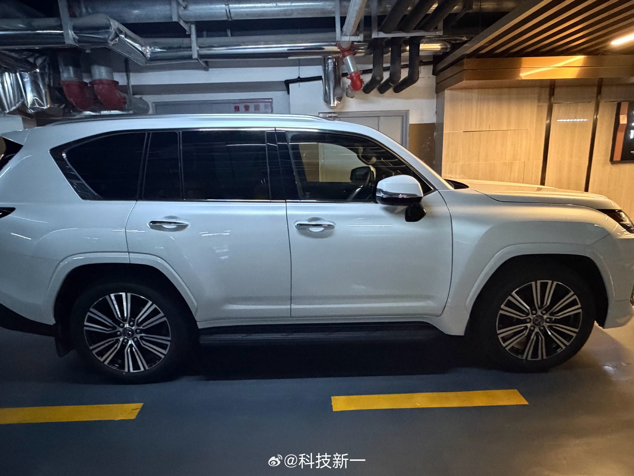 现购雷克萨斯LX墨版享1万优惠 欢迎试乘试驾