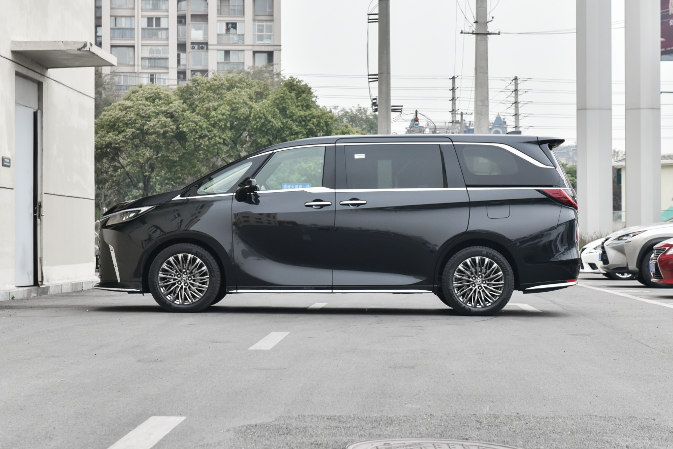 雷克萨斯LM欧版最高降20万