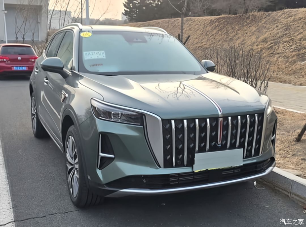 新款红旗HS5实车 上市5个月又推新?外观与内饰大变 颜值再提升