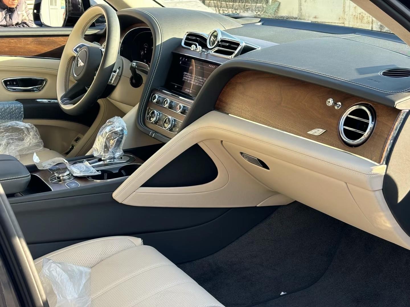 宾利添越促销203万起 欢迎前来试驾