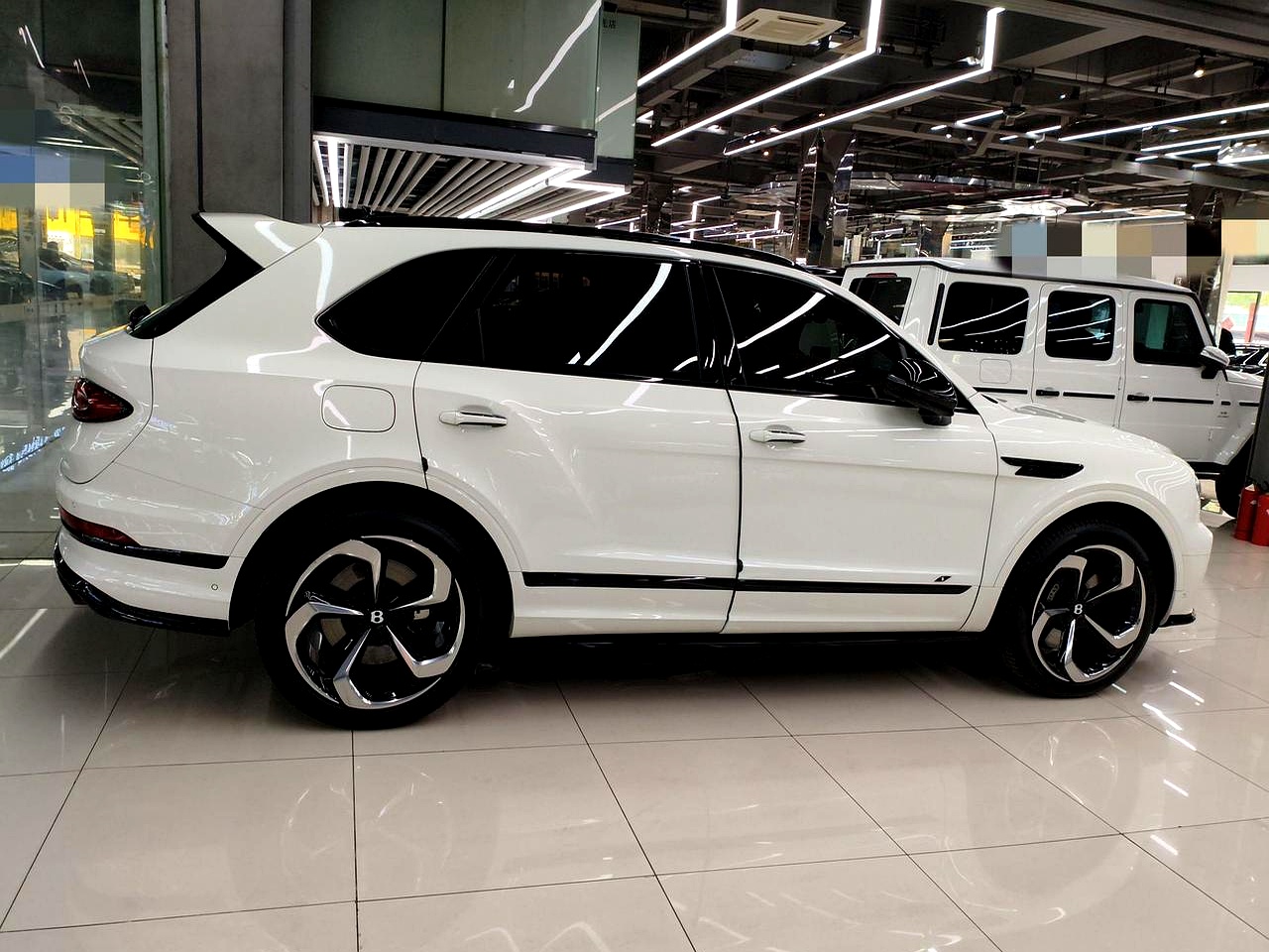 成都宾利添越团购价格265万起 直降41.2万