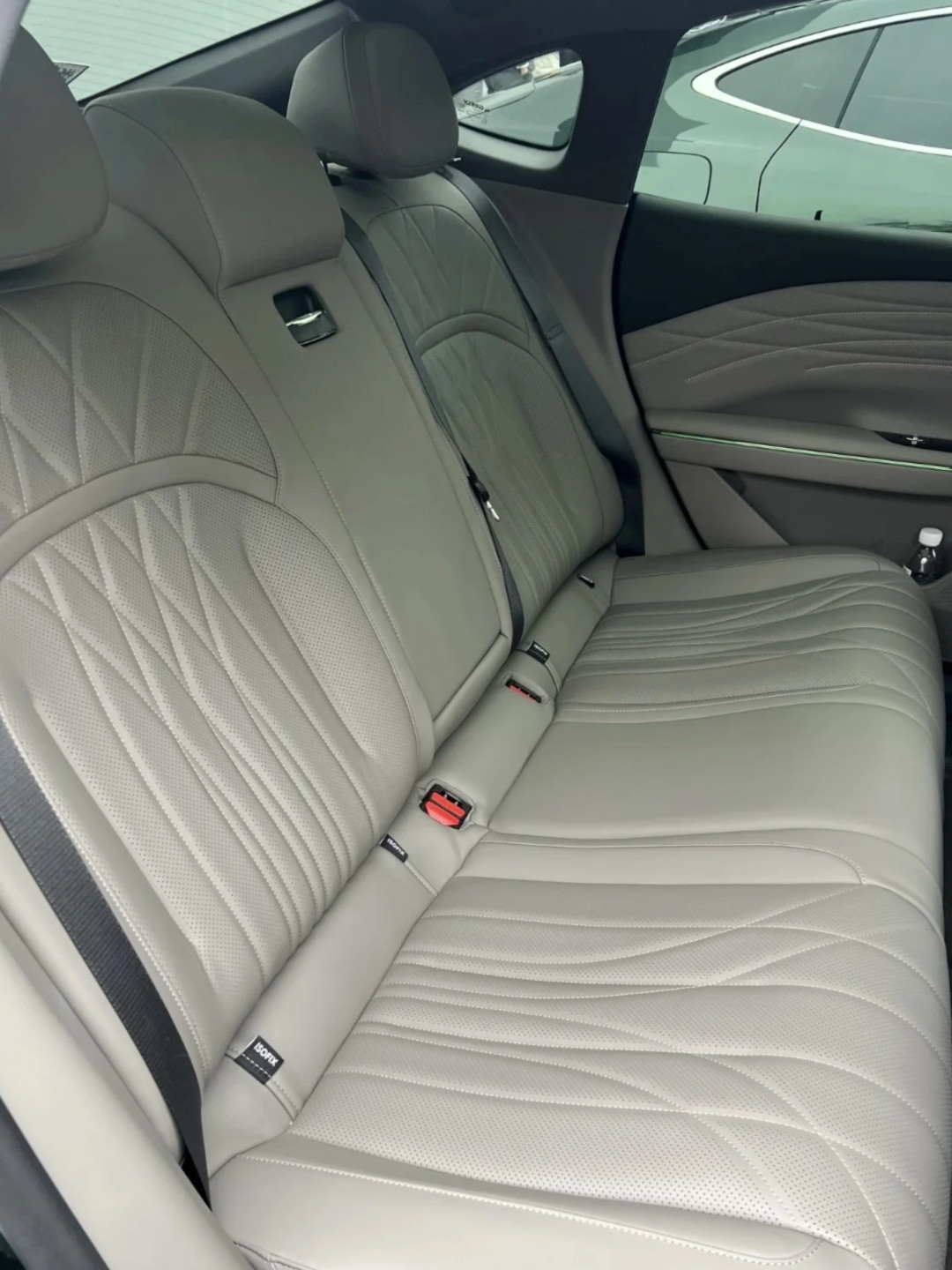 四驱中级电混轿车,吉利银河星耀7黑棚图首曝