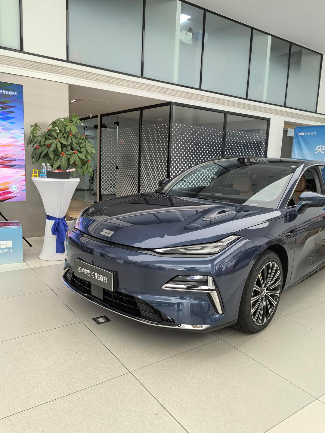 四驱中级电混轿车,吉利银河星耀7黑棚图首曝