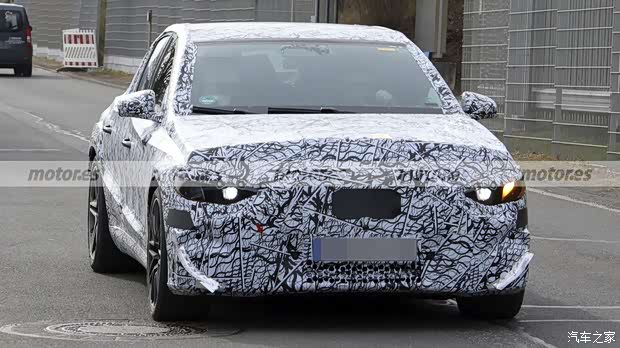 续航超700km/预计近千马力 内饰三联屏！奔驰AMG纯电E级谍照曝光